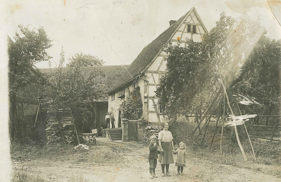 1928_Anwesen Michel_großes Bild Elisabeth Stephan geb Hofferbert kleines bild Gretchen Michel geb Hofferbeerth Hans Hofferbert Gretel Walter gumbersberg Johannes walter_2 1928_Anwesen Michel_großes Bild Elisabeth Stephan geb Hofferbert kleines bild Gretchen Michel geb Hofferbeerth Hans Hofferbert Gretel Walter gumbersberg Johannes walter_2