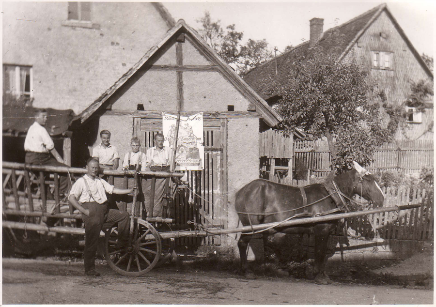 1940 (ca), Hans Karg, Adam Karg Wolfgang Trinkaus, Bender Jr, Heiner Bender vor dem alten Feuerwehrhaus 1940 (ca), Hans Karg, Adam Karg Wolfgang Trinkaus, Bender Jr, Heiner Bender vor dem alten Feuerwehrhaus