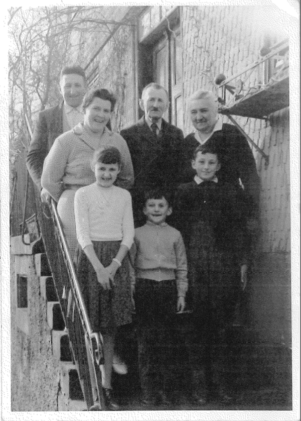 Familie Weyrich auf der Treppe-1950